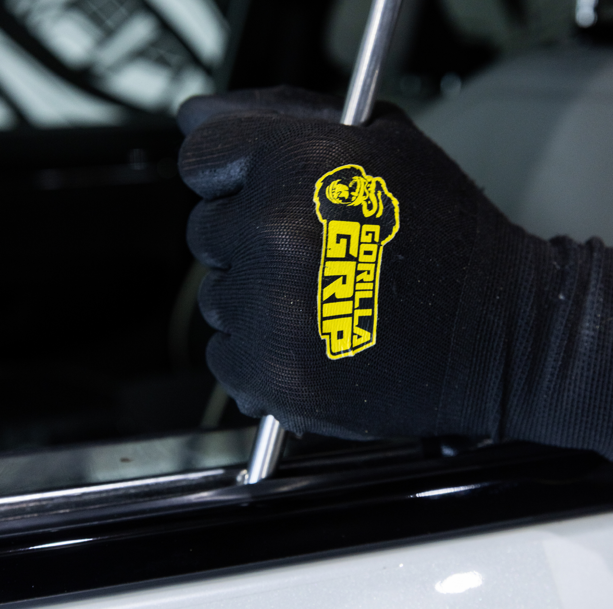 Gant Gorilla Grip, équipement utilisé par Ultime DSP pour le débosselage de voiture sans peinture.