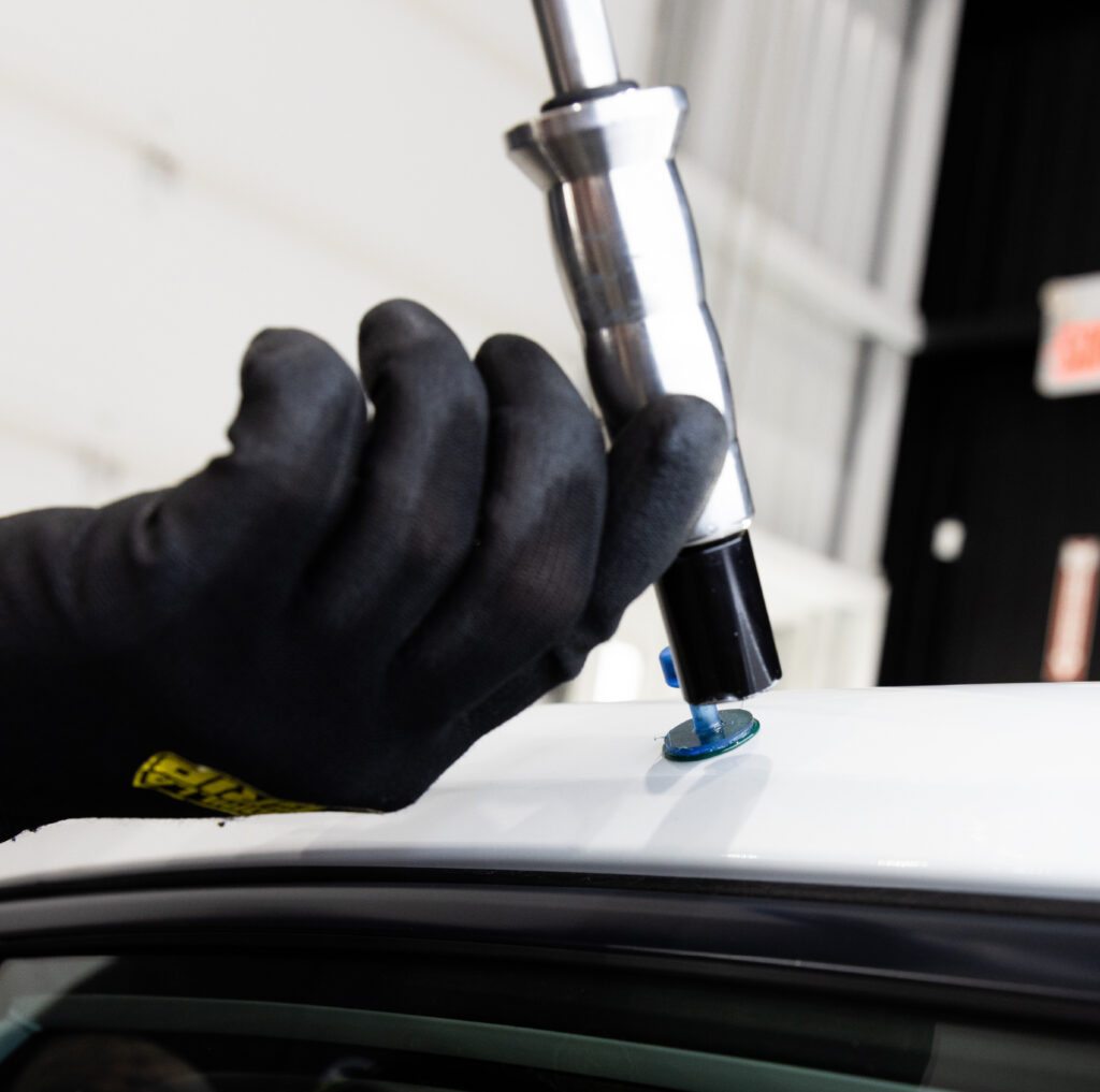 Outil spécialisé pour réparer des bosses sur des voitures. Ultime DSP utilise les meilleurs techniques sur le marché afin d'effectuer des débosselage sans peinture.